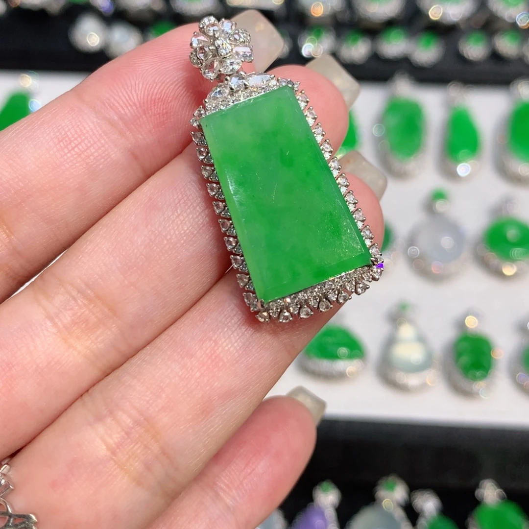 翡翠18K金镶嵌颈饰吊坠