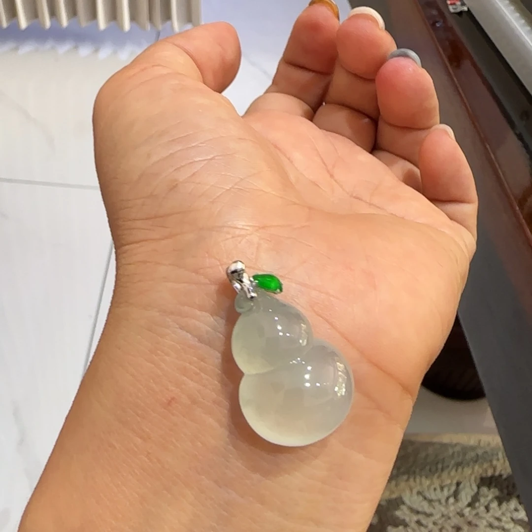 颈饰18K金镶嵌翡翠葫芦