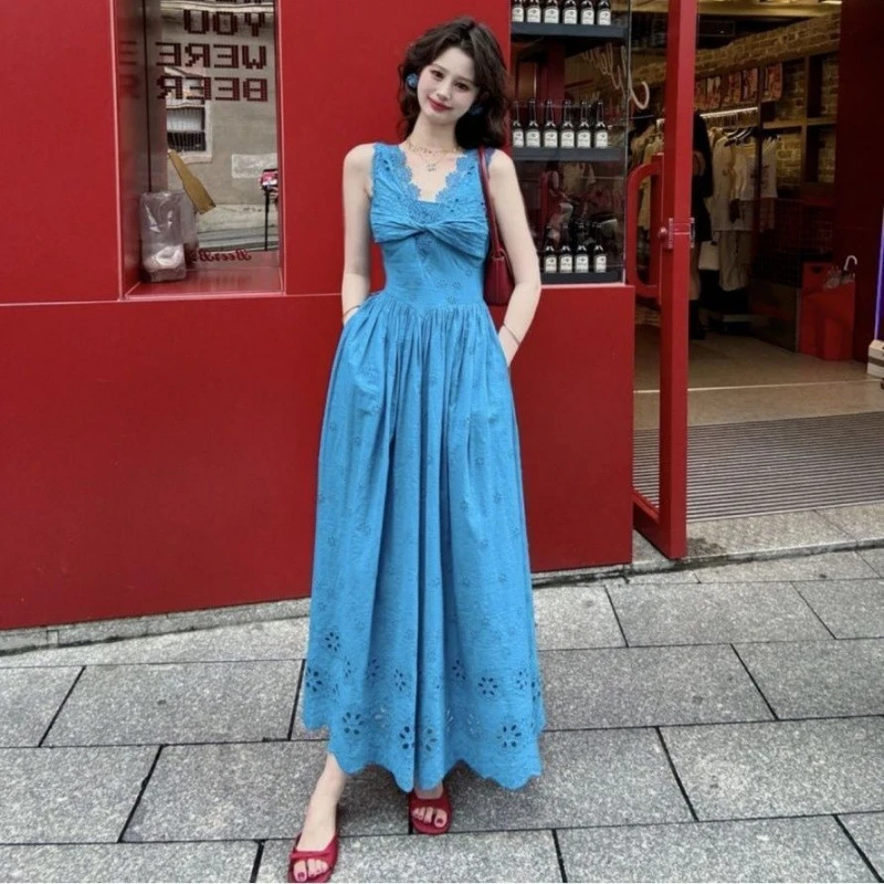 法式蕾丝镂空度假连衣裙女2025夏季新款甜美气质高腰显瘦勾花裙子