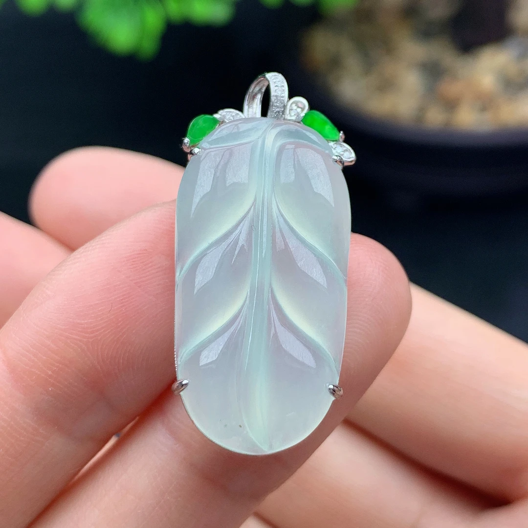 缅甸天然翡翠A货18k金镶嵌白冰叶子吊坠尺寸34/15.3/6.8mm
