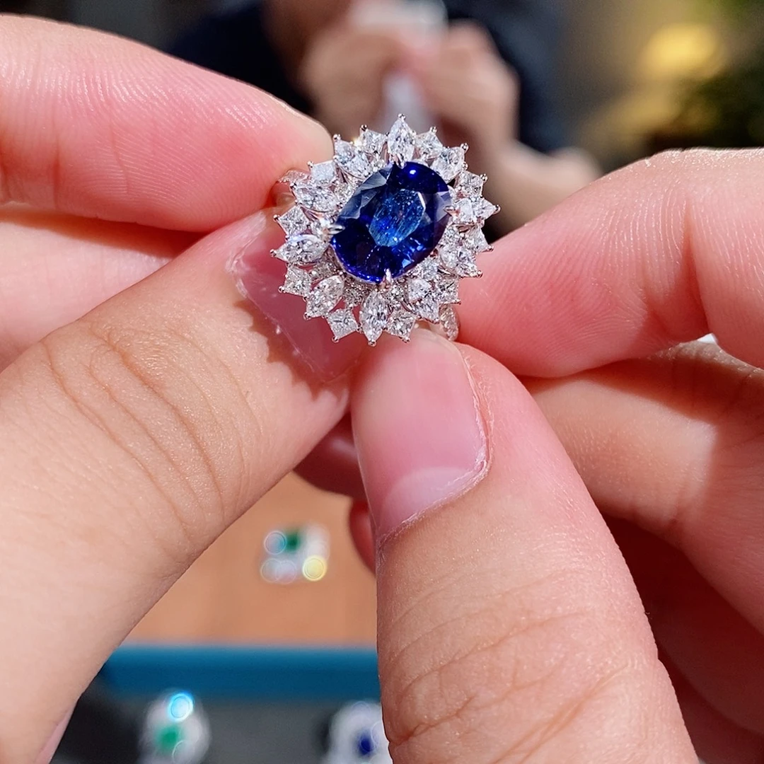 18K金镶嵌蓝宝石戒指3.85ct