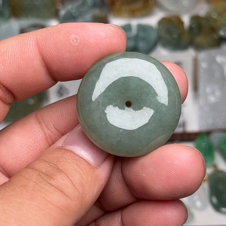 翡翠未镶嵌颈饰面包扣