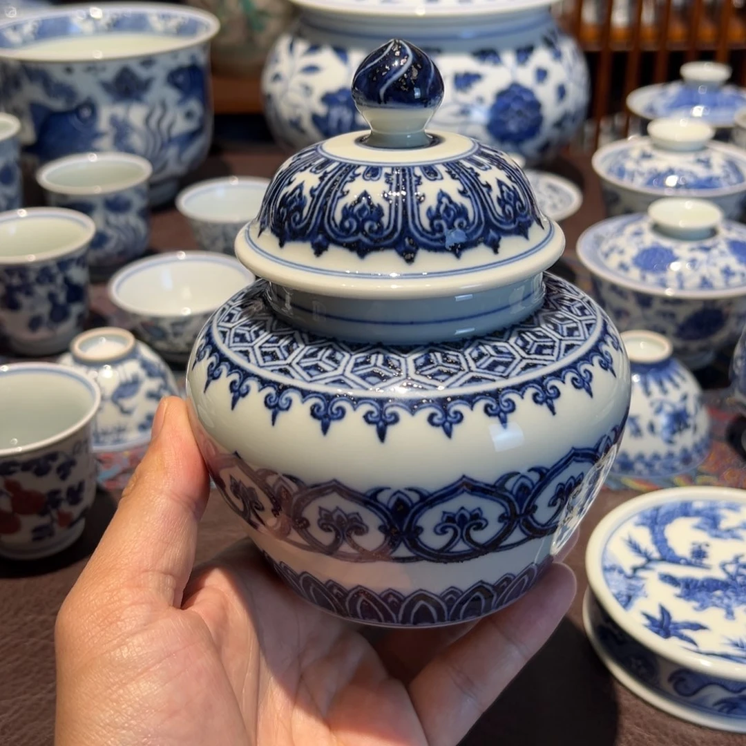 精品青花宝相纹盖罐