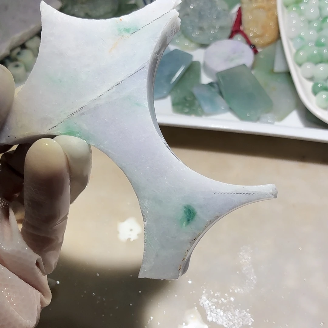 翡翠未镶嵌颈饰边角料