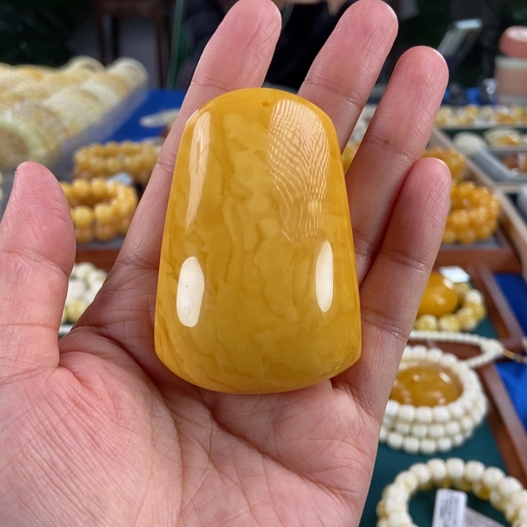 琥珀未镶嵌珠宝奇石41.72鸡油红方牌吊坠