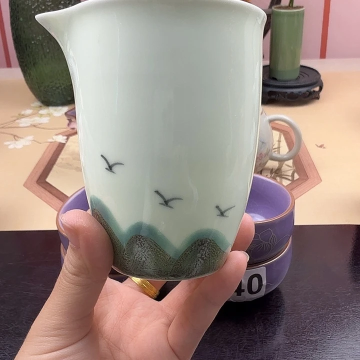 翠绿色手握远山公杯