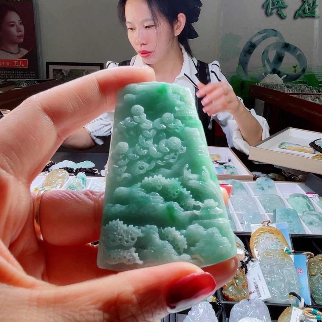 翡翠未镶嵌颈饰一个