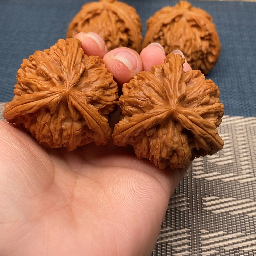 诸***利文玩核桃吊坠三棱