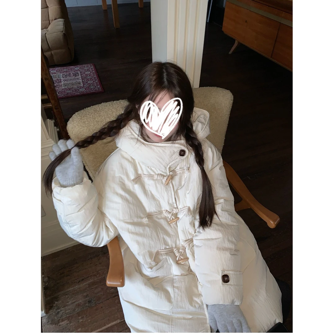 2025新款米白色保暖中长款棉服女冬季宽松遮肉气质牛角扣连帽外套