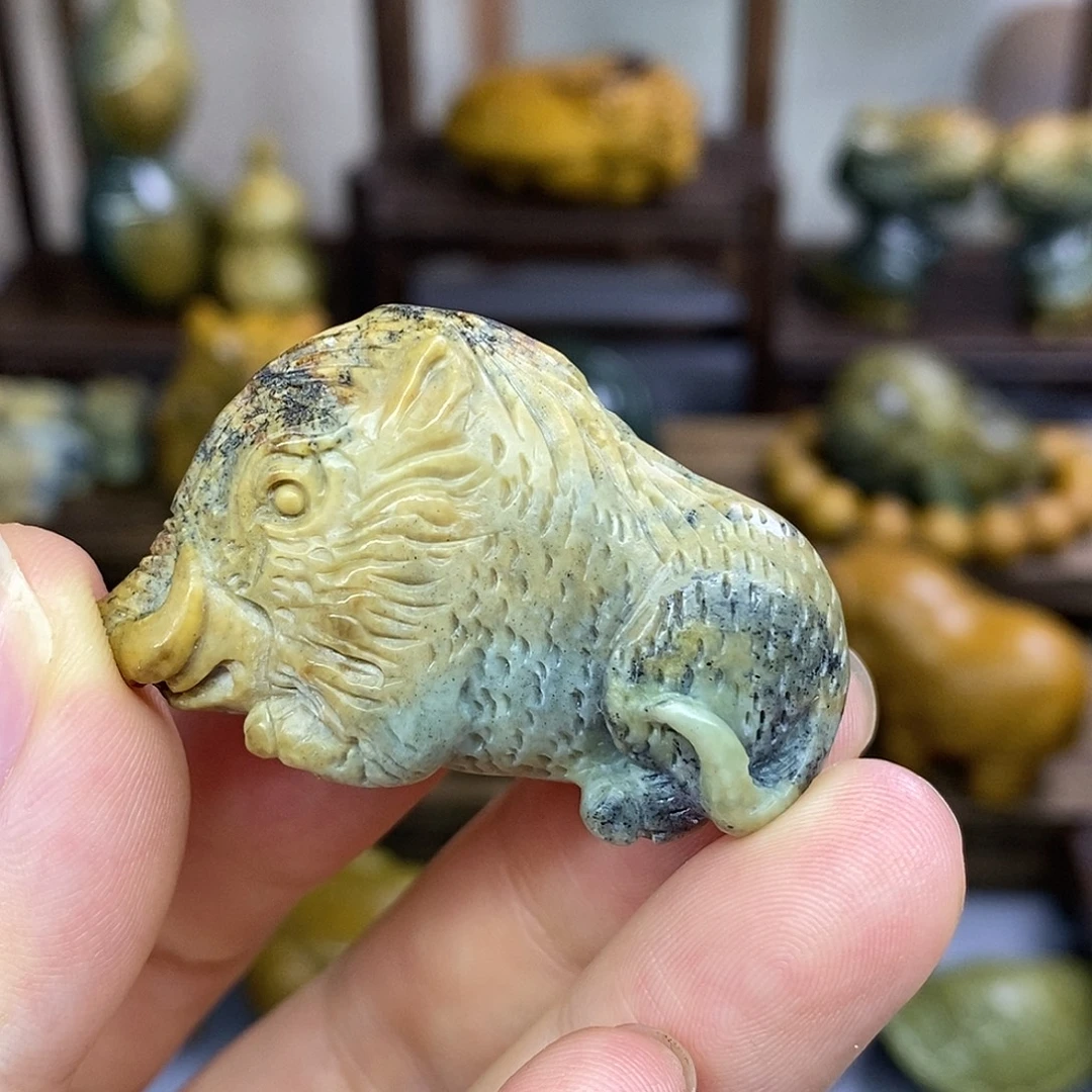 未镶嵌岫岩河磨玉（透闪石质玉）把件