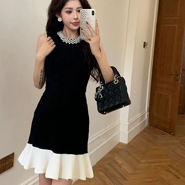法式轻奢2025夏季高级感珍珠圆领撞色波浪下摆修身无袖背心连衣裙