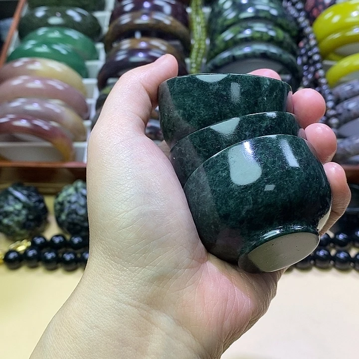 蛇纹石玉未镶嵌小杯子