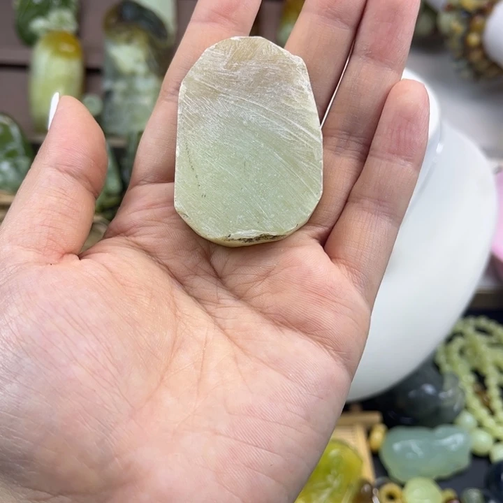 落***雪未镶嵌蛇纹石玉颈饰