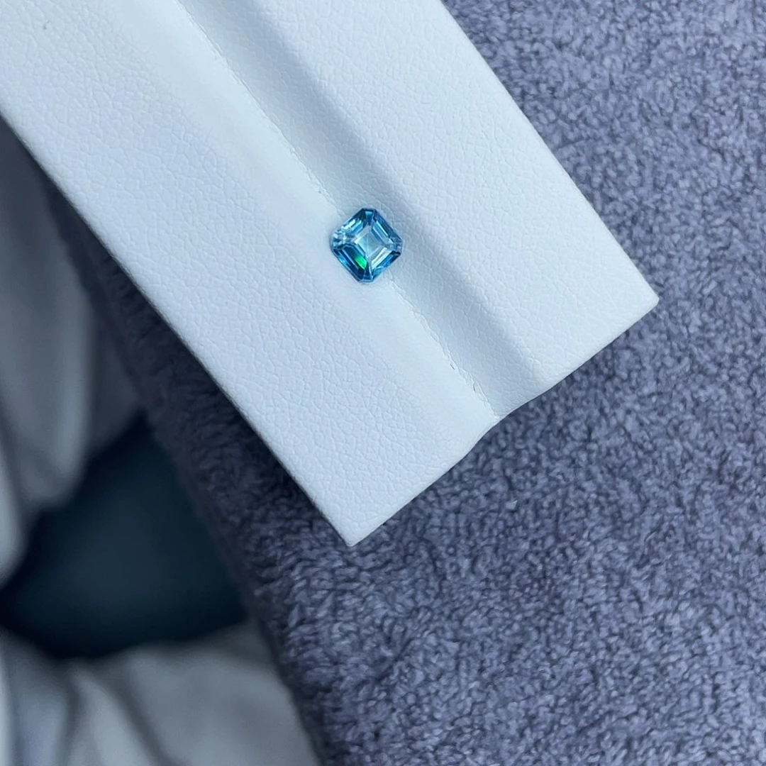 未镶嵌天然锆石裸石0.78Ct。