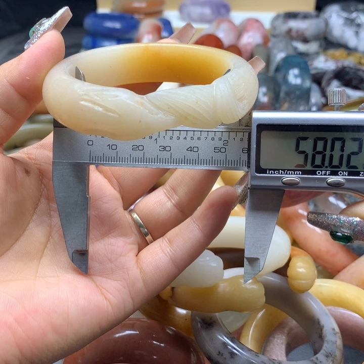 未镶嵌手镯石英质玉