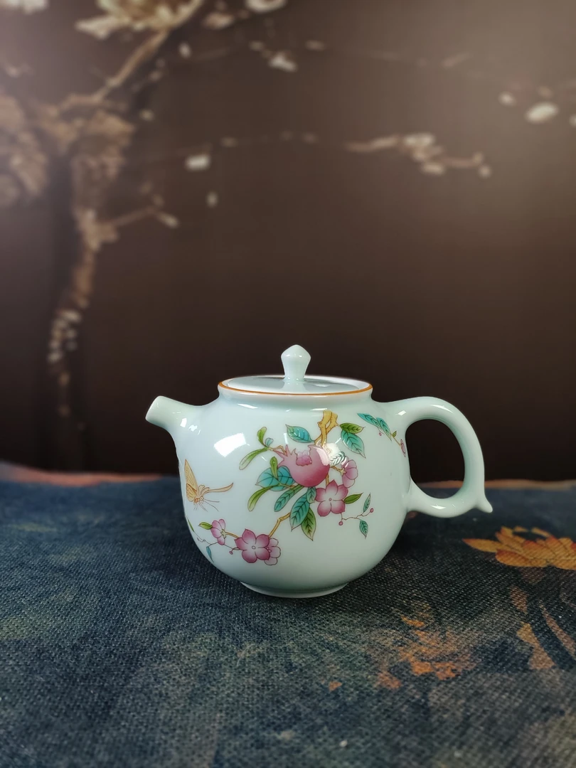 D388-青瓷蝶恋花苹果茶壶LSY