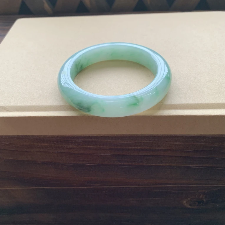 冰润细腻飘花手镯，特价11800圈口57-12.4-9.7，天然翡翠缅A小纹