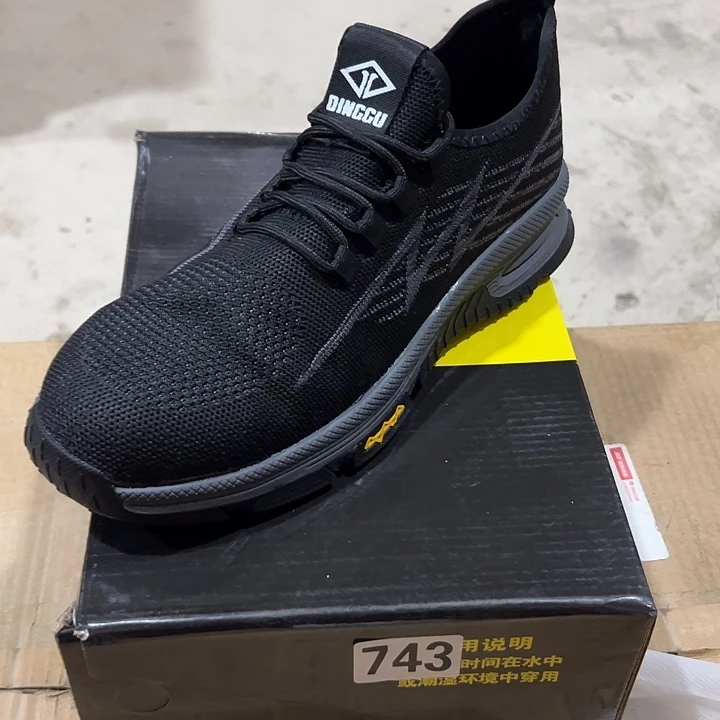 743号。43码防砸防刺劳保鞋。鞋底磨损介意勿拍