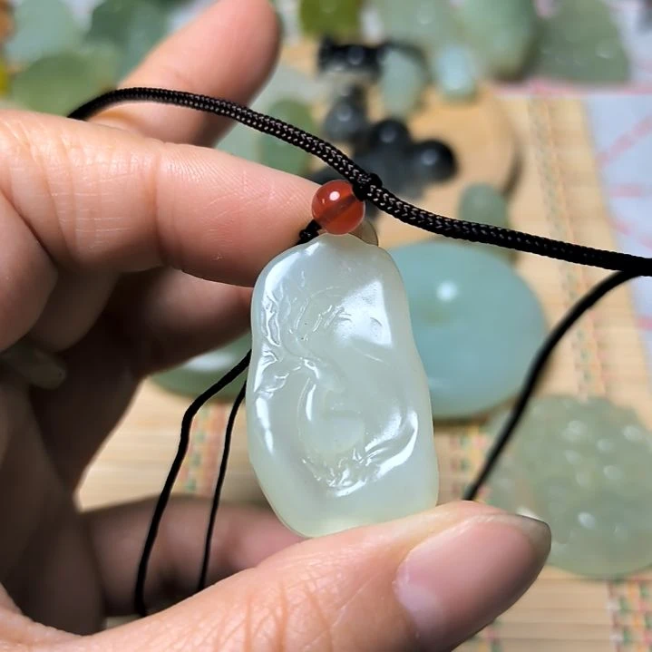 蛇纹石玉颈饰未镶嵌志**天