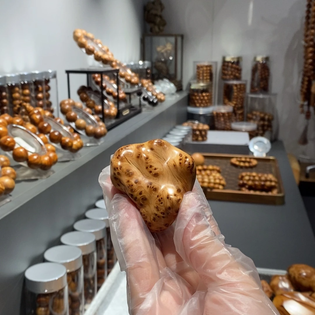 用***然柏木（崖柏）瘤疤随型手把件