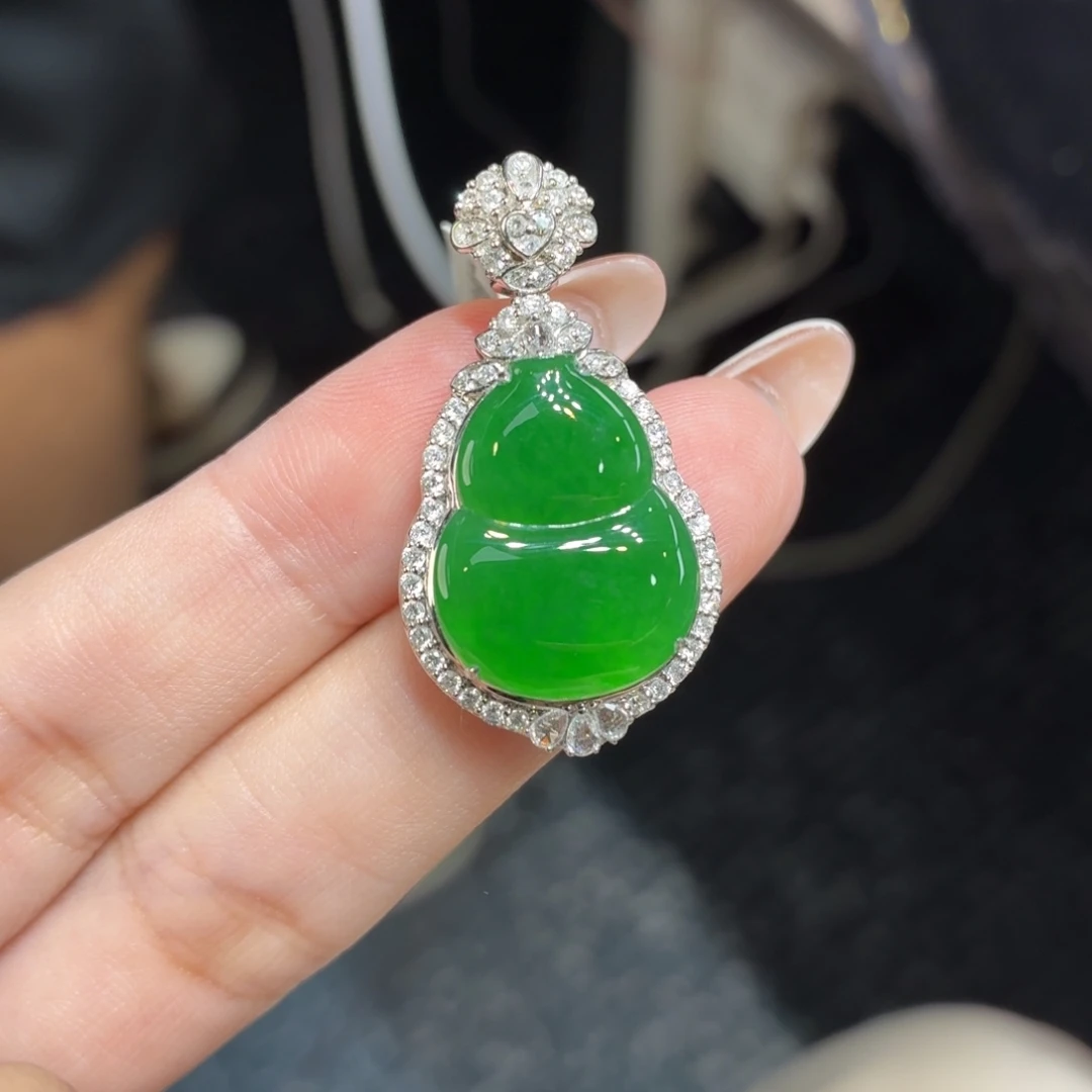 颈饰18K金镶嵌翡翠