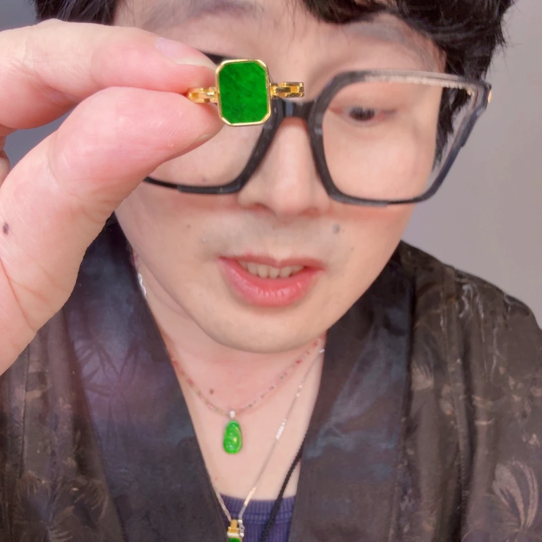 翡翠未镶嵌颈饰一件
