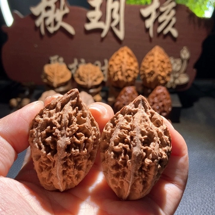 文玩核桃吊坠楸玥核71