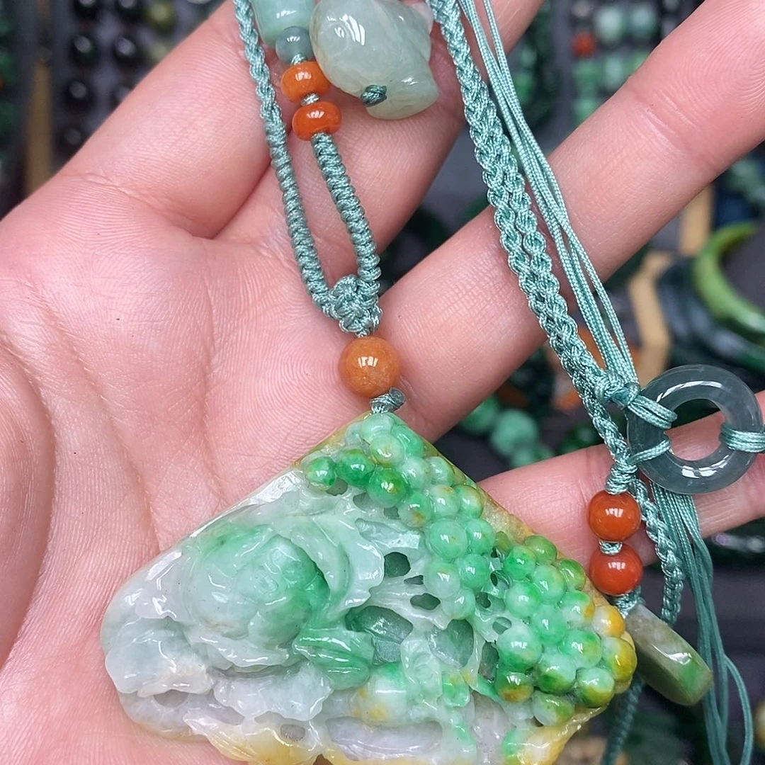 颈饰未镶嵌翡翠漂亮美眉