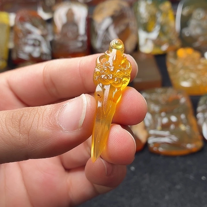 琥珀未镶嵌颈饰14