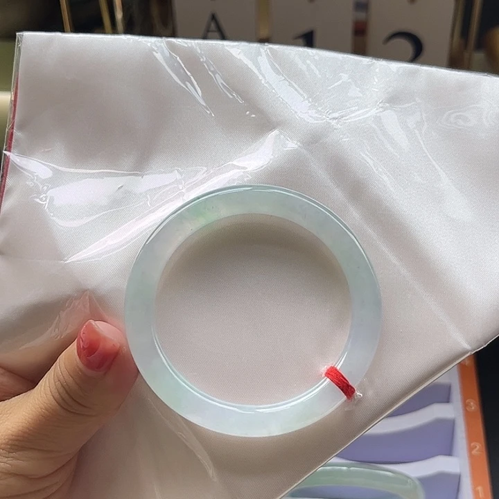 翡翠手镯未镶嵌53.5。