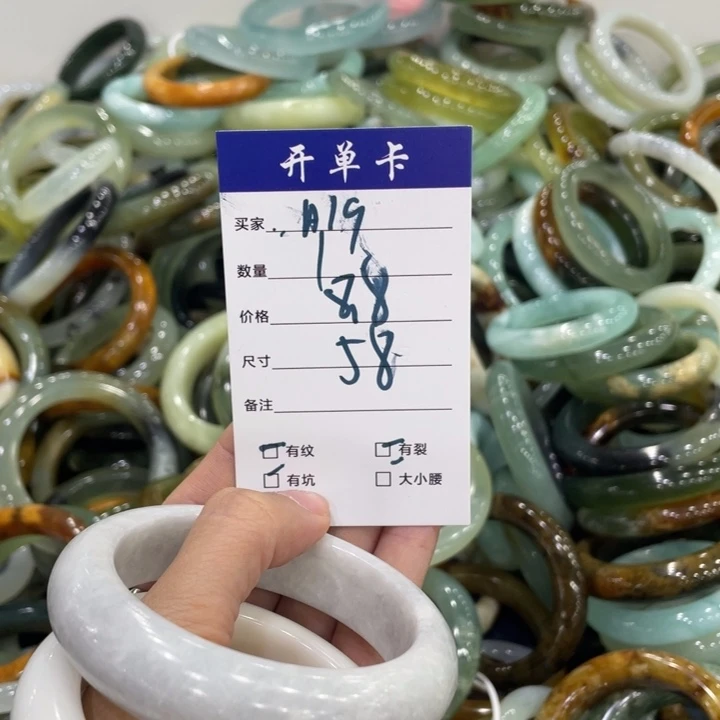 蛇纹石玉未镶嵌手镯多样性