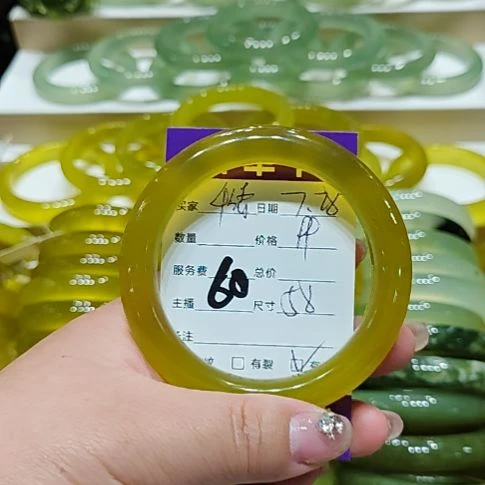 千****岫玉未镶嵌手镯岫玉未镶嵌手镯
