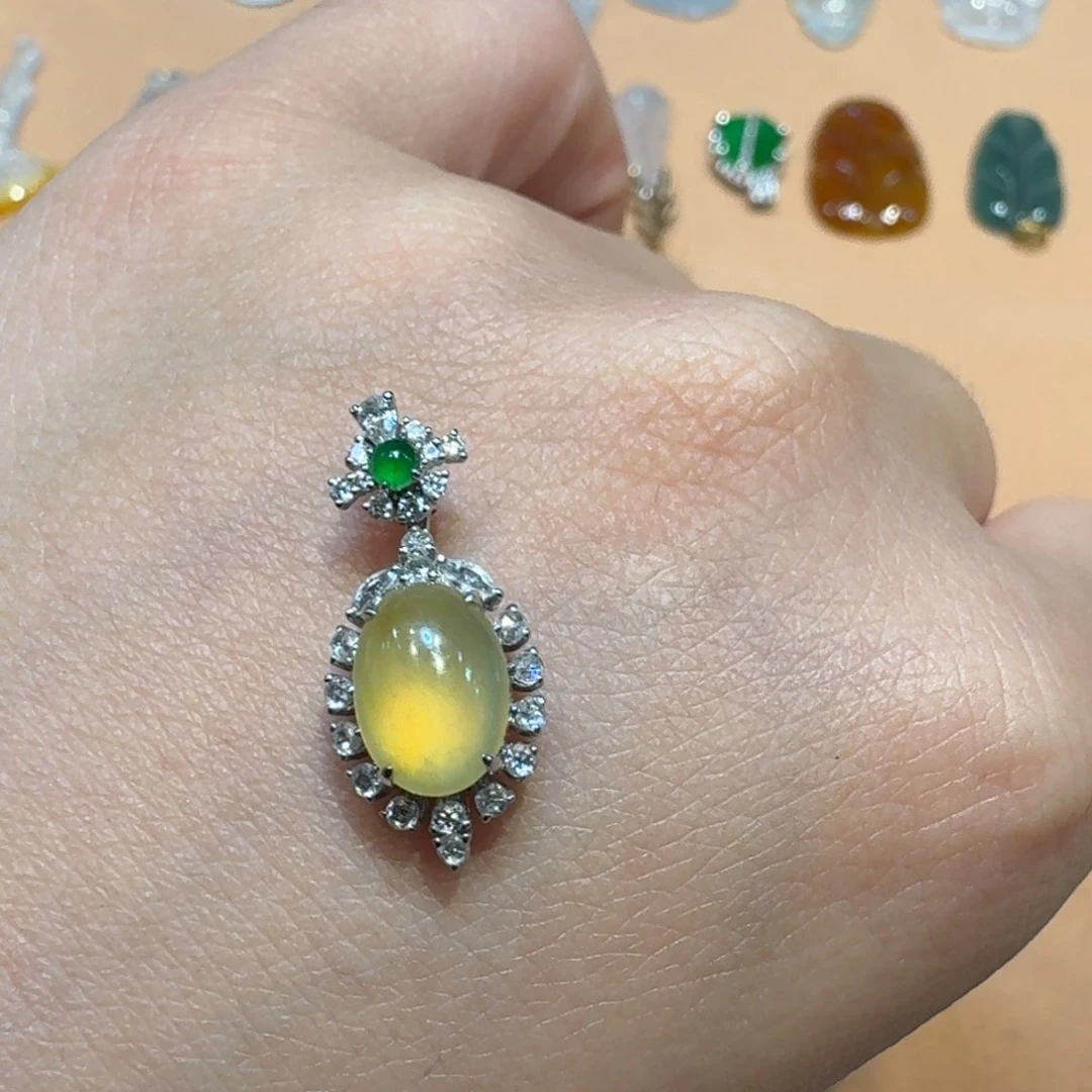 翡翠18K金镶嵌颈饰蛋面