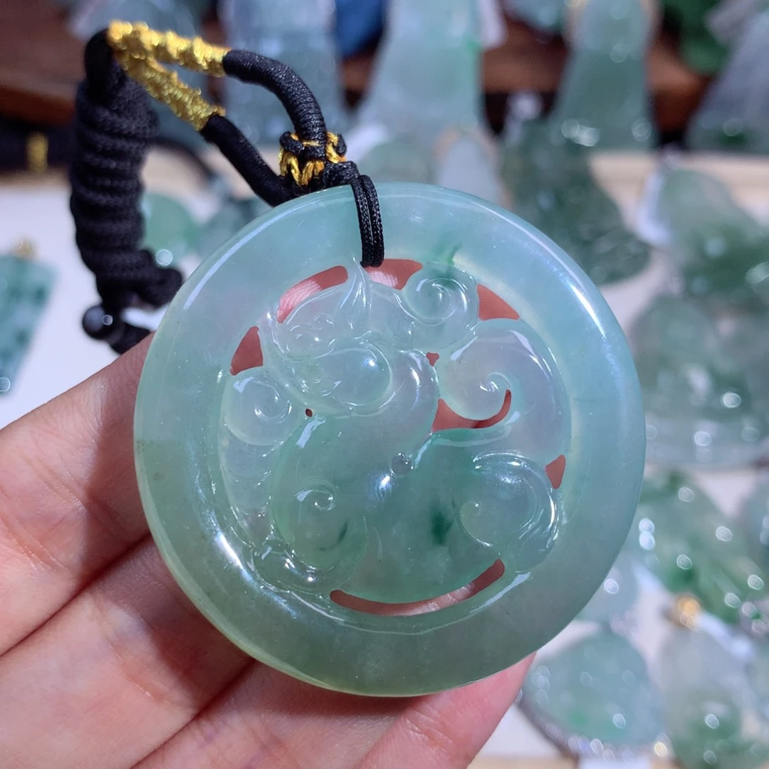 翡翠颈饰未镶嵌脸*圆大麒麟