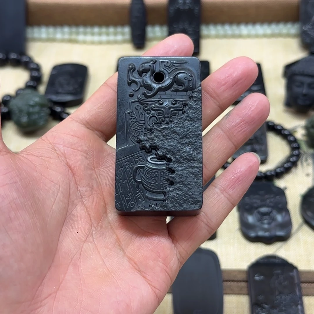 颈饰未镶嵌和田玉（墨玉）顺**虞带皮仿古牌