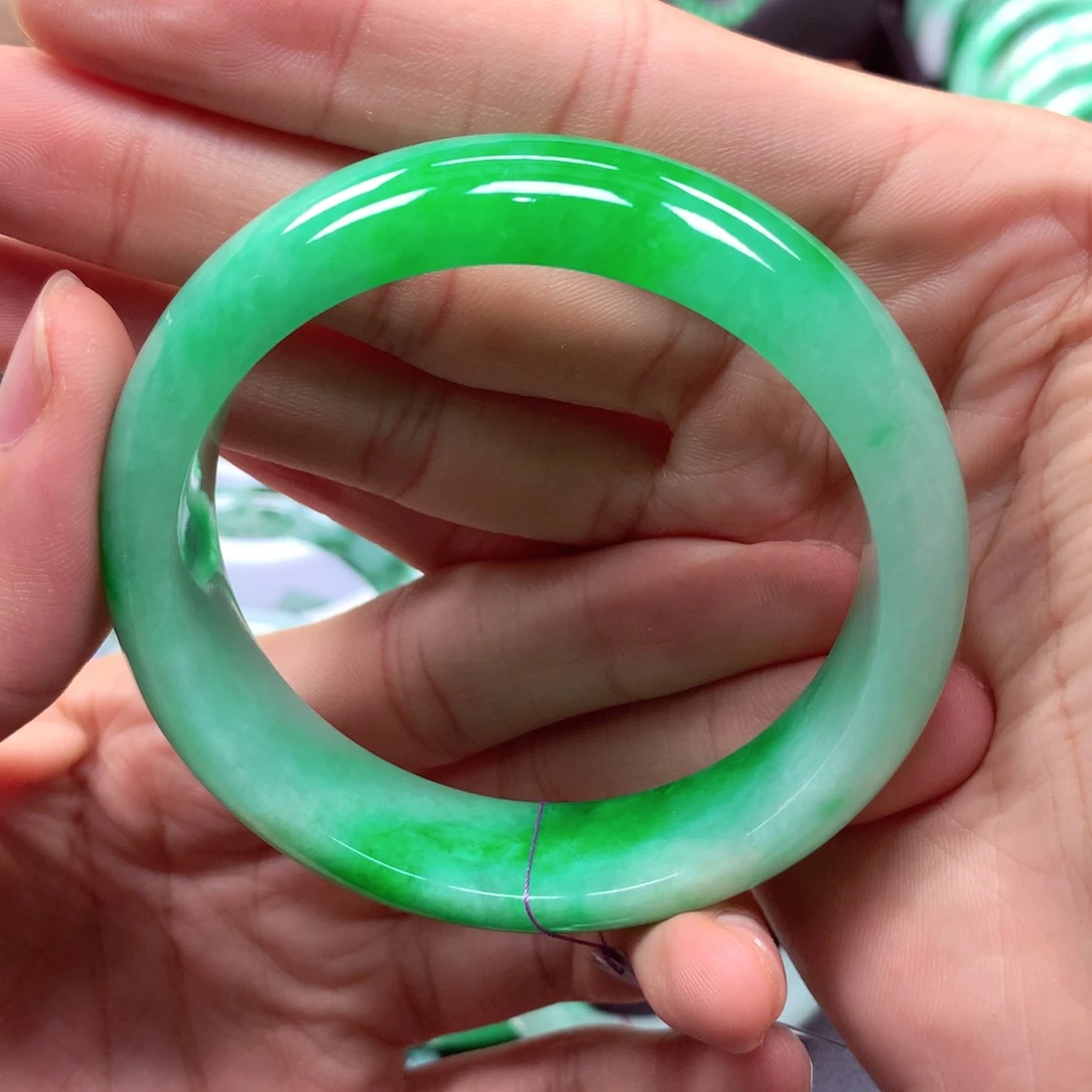 翡翠手镯未镶嵌塔*堤翡翠手镯