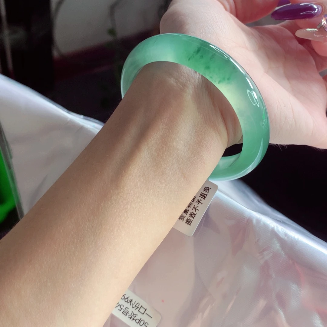 翡翠手镯未镶嵌在***主炸光冰绿飘绿花 宝藏毕业 灵