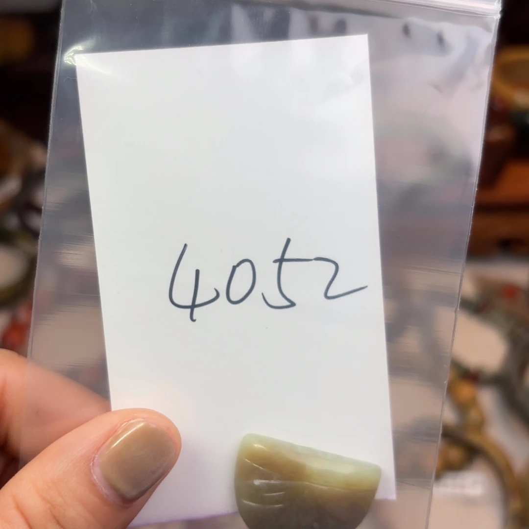 和田玉颈饰未镶嵌画****）