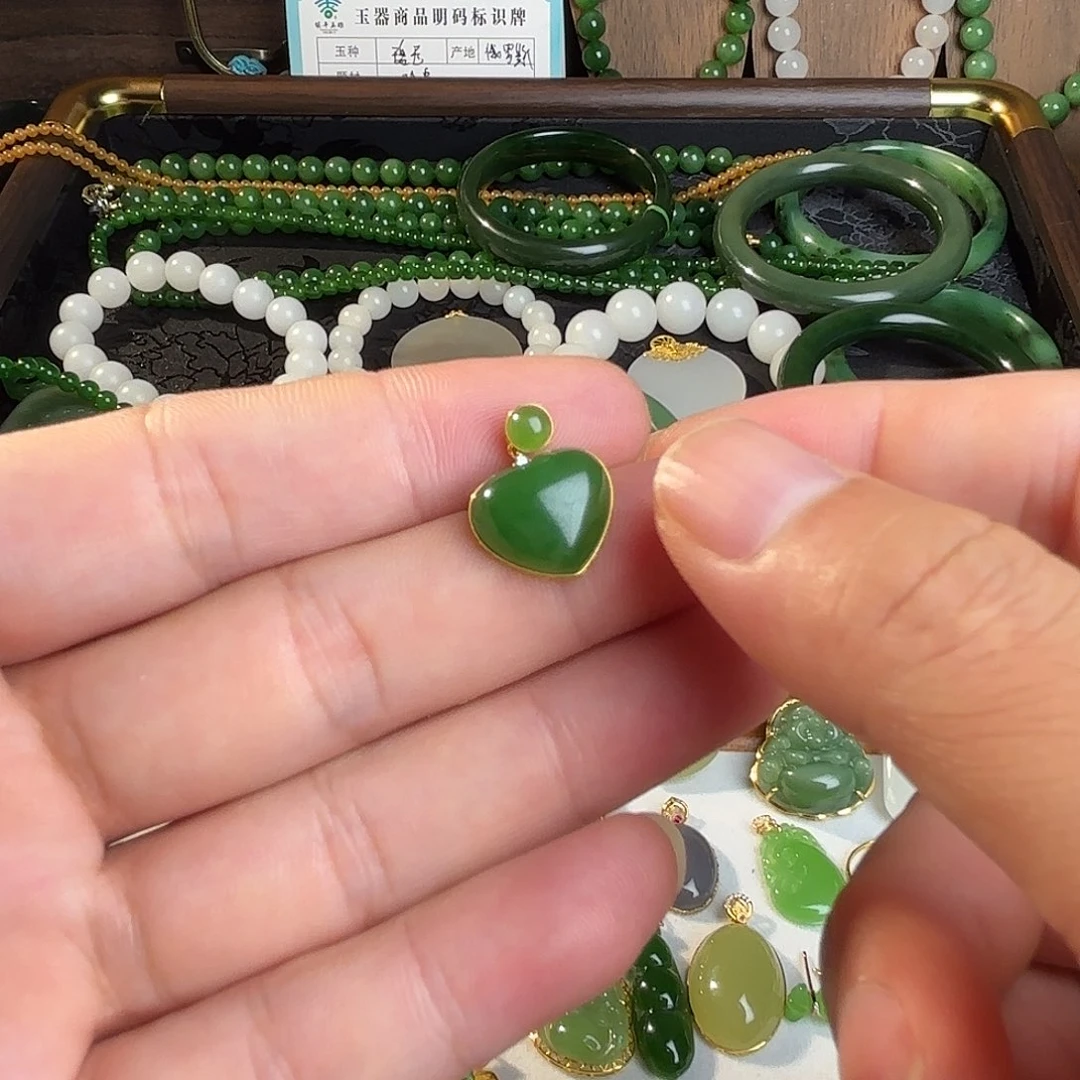 颈饰18K金镶嵌和田玉