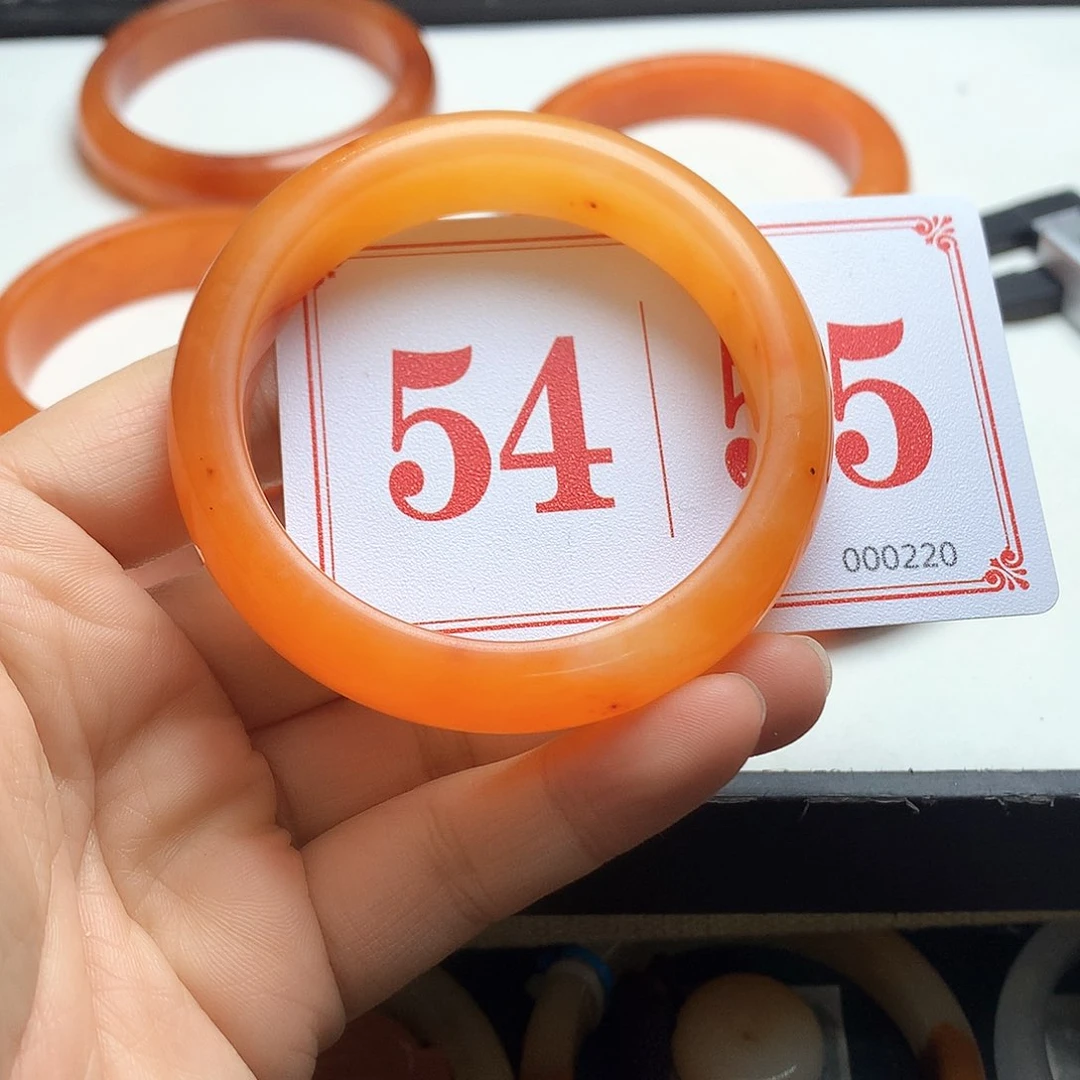 未镶嵌石英质玉（黄龙玉）手镯梅**?