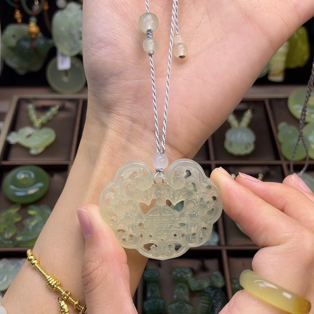 蛇纹石玉未镶嵌颈饰