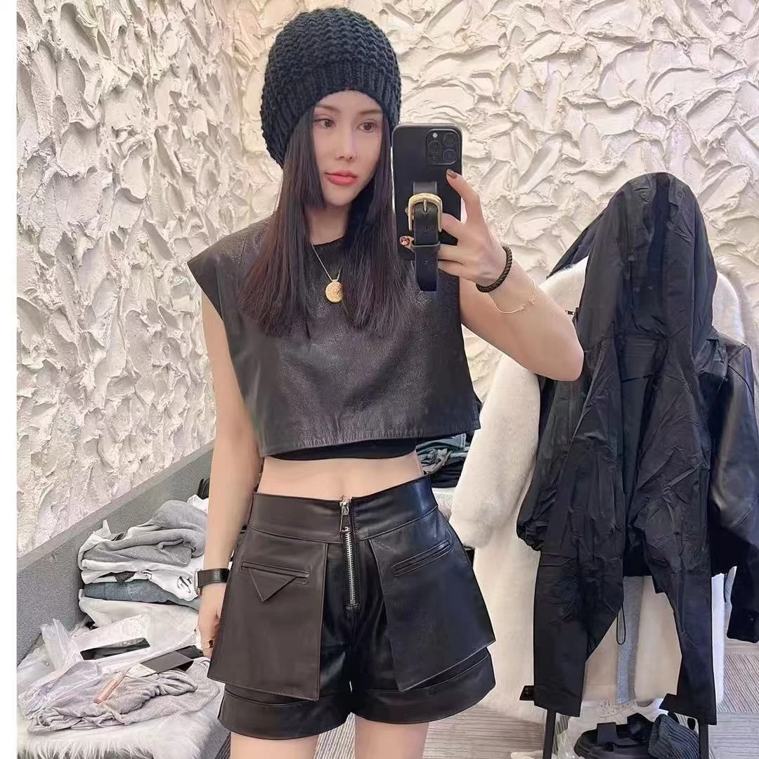双兜拉链黑皮短裤