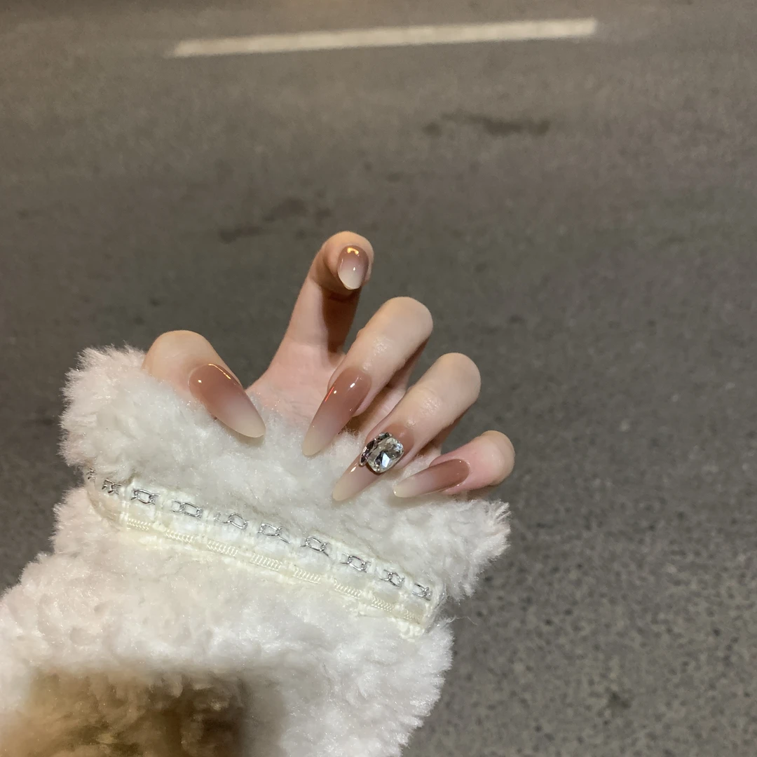 冰美式钻球#《小柒家》2025爆款半手工穿戴甲显白ins风学生35