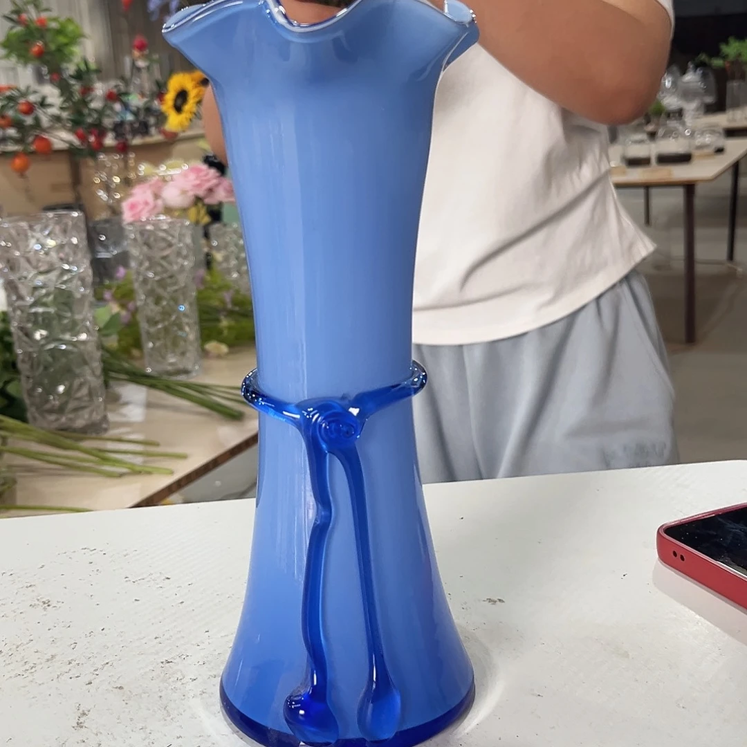 人工打带蓝色花瓶