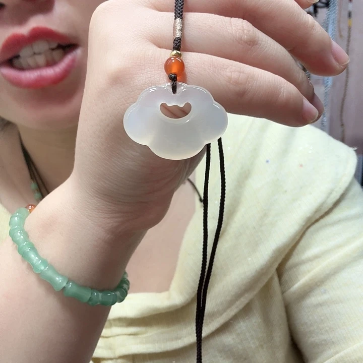 颈饰未镶嵌石英质玉