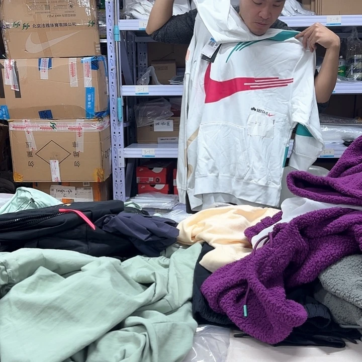 M码白色帽衫有小脏