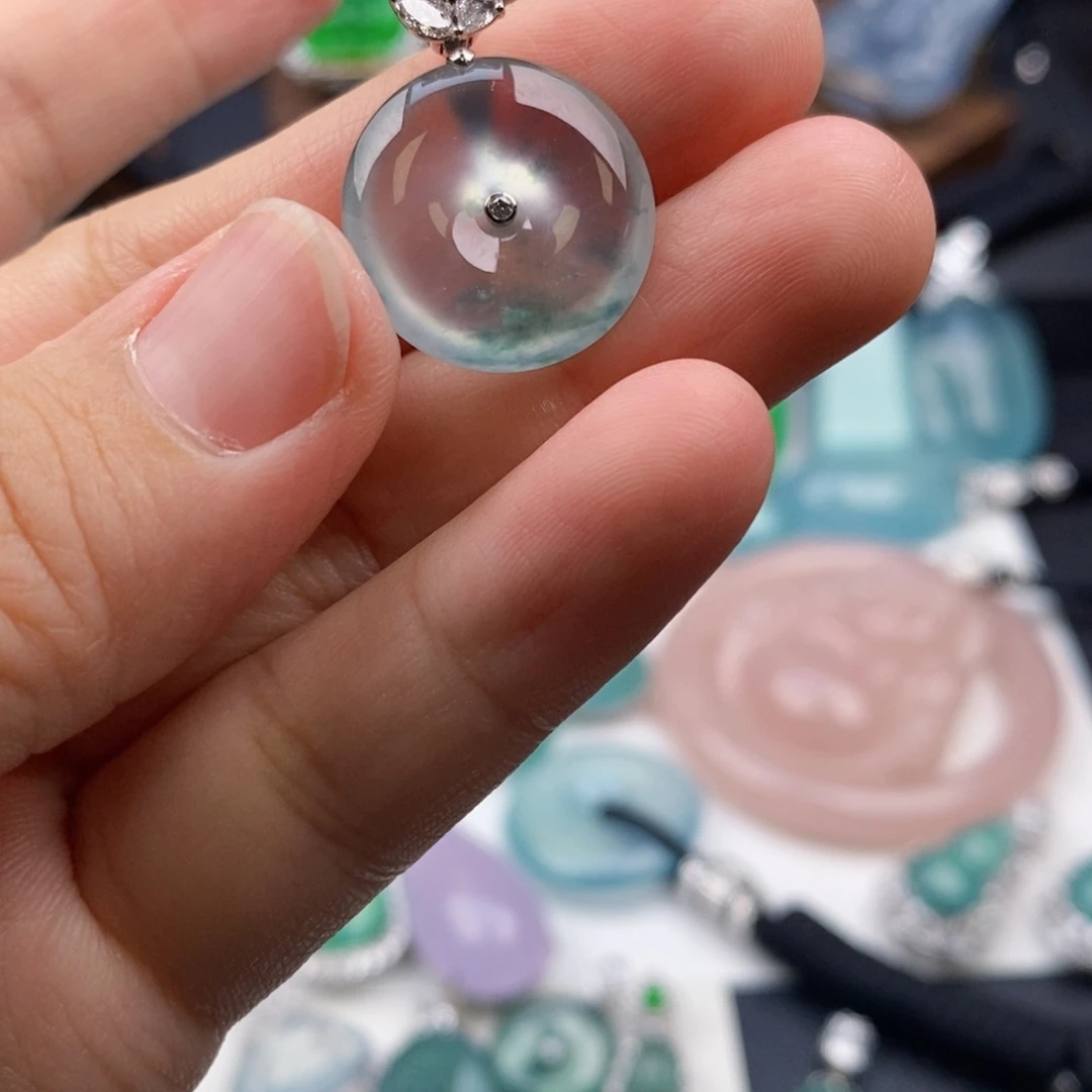 翡翠18K金镶嵌颈饰平安扣