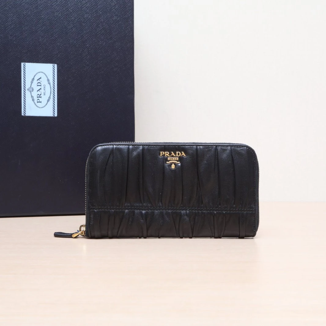 95新 Prada/普拉达  黑色 皮革S 褶皱 羊皮 拉链 钱包P205335395