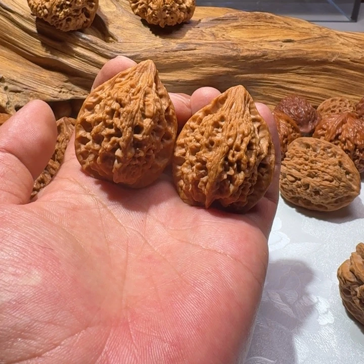 文玩核桃吊坠十三陵鸡心
