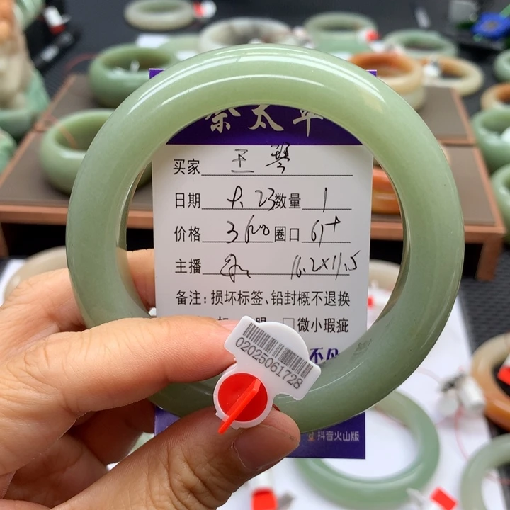 未镶嵌手镯石英质玉王*